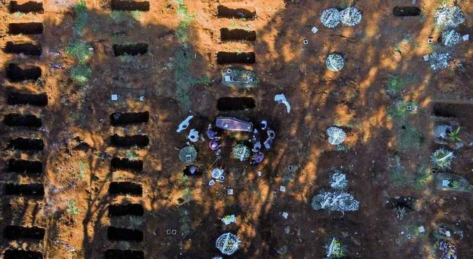 Cemitério de Vila Formosa, em São Paulo. Estado estima 23 mil mortes até 15 de julho; hoje são 16 mil(foto: AFP / Miguel SCHINCARIOL) Cemitério de Vila Formosa, em São Paulo. Estado estima 23 mil mortes até 15 de julho; hoje são 16 mil(foto: AFP / Miguel SCHINCARIOL)