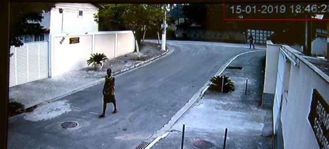 Imagens de câmeras de segurança mostram Leonardo Nascimento em outro lugar na hora do crime (foto: Reprodução/TV Globo ) Imagens de câmeras de segurança mostram Leonardo Nascimento em outro lugar na hora do crime (foto: Reprodução/TV Globo )