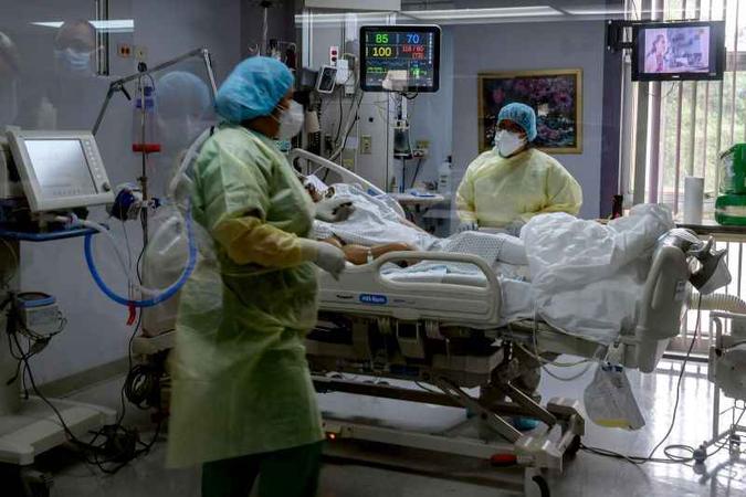 Cientistas avaliaram pacientes em estado grave: hipótese é de que a infecção crie coágulos que possam interromper o fluxo sanguíneo(foto: AFP / Luis ACOSTA) Cientistas avaliaram pacientes em estado grave: hipótese é de que a infecção crie coágulos que possam interromper o fluxo sanguíneo(foto: AFP / Luis ACOSTA)