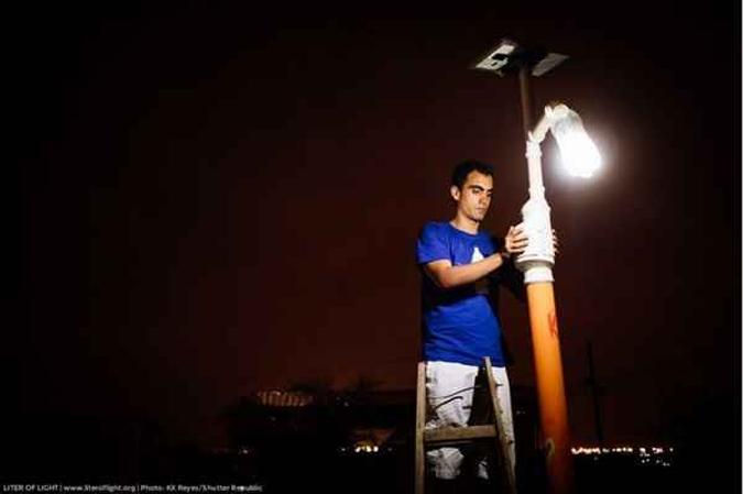 Vitor Belota instala poste sustentável da Litro de Luz.(foto: Kit Reyes/Divulgação Litro de Luz Brasil) Vitor Belota instala poste sustentável da Litro de Luz.(foto: Kit Reyes/Divulgação Litro de Luz Brasil)