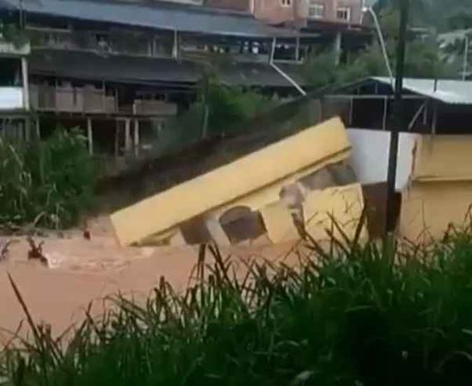 Parte de uma casa desabou na manhã de quinta-feira (13/2) em enchente em Minas Gerais.(foto: Reprodução Instagram) Parte de uma casa desabou na manhã de quinta-feira (13/2) em enchente em Minas Gerais.(foto: Reprodução Instagram)