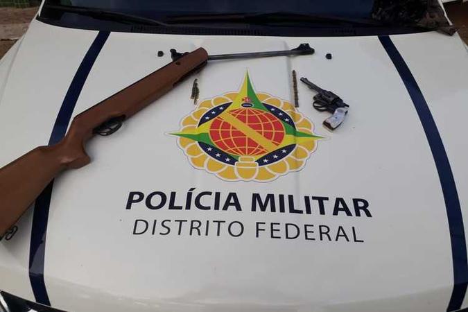 Espingarda e revólver calibre 22(foto: PMDF/Divulgação) Espingarda e revólver calibre 22(foto: PMDF/Divulgação)