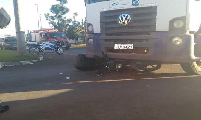 Após a colisão, a Honda CG preta, conduzida pela vítima, parou debaixo do veículo maior(foto: Corpo de Bombeiros/Divulgação) Após a colisão, a Honda CG preta, conduzida pela vítima, parou debaixo do veículo maior(foto: Corpo de Bombeiros/Divulgação)