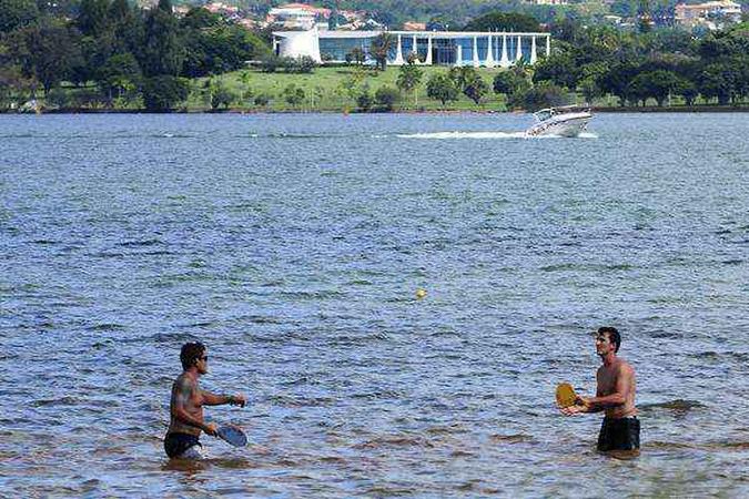 Pessoas jogam frescobol no Lago Paranoá(foto: Tina Coelho/Esp. CB/D.A Press) Pessoas jogam frescobol no Lago Paranoá(foto: Tina Coelho/Esp. CB/D.A Press)