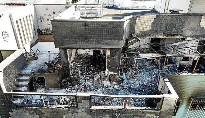 Cobertura onde o fogo começou ficou completamente destruída: há risco de desabamento da laje atingida pelas chamas (foto: Breno Fortes/CB/D.A Press) Cobertura onde o fogo começou ficou completamente destruída: há risco de desabamento da laje atingida pelas chamas (foto: Breno Fortes/CB/D.A Press)