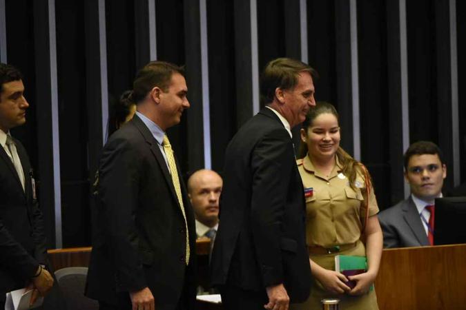 Eunício, Temer, Maia, Toffoli, Raquel Dodge e Bolsonaro compuseram a mesa da sessão solene, aos quais se juntaram o ex-presidente José Sarney e o deputado federal Fábio Ramalho (MDB-MG), vice-presidente da Câmara(foto: Ed Alves/CB/D.A Press ) Eunício, Temer, Maia, Toffoli, Raquel Dodge e Bolsonaro compuseram a mesa da sessão solene, aos quais se juntaram o ex-presidente José Sarney e o deputado federal Fábio Ramalho (MDB-MG), vice-presidente da Câmara(foto: Ed Alves/CB/D.A Press )