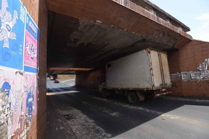 Caminhão fica preso em viaduto na 203 Sul e gera suspeita de desabamento(foto: Ed Alves/CB/D.A Press) Caminhão fica preso em viaduto na 203 Sul e gera suspeita de desabamento(foto: Ed Alves/CB/D.A Press)