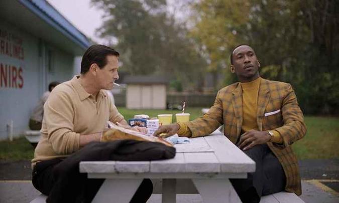 'O guia' traz adaptação para uma libertária amizade apresentada pelo pianista Don Shirley (Mahershala Ali) e Tony Lip (Viggo Mortensen)(foto: Universal Pictures/Divulgação) 'O guia' traz adaptação para uma libertária amizade apresentada pelo pianista Don Shirley (Mahershala Ali) e Tony Lip (Viggo Mortensen)(foto: Universal Pictures/Divulgação)