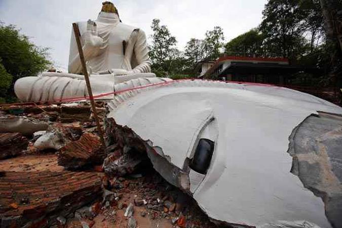 Uma estátua de Buda ficou danificada após o terremoto que atingiu o templo Udomwaree, em Chiang Rai, no Norte da Tailândia(foto: Athit Perawongmetha/Reuters) Uma estátua de Buda ficou danificada após o terremoto que atingiu o templo Udomwaree, em Chiang Rai, no Norte da Tailândia(foto: Athit Perawongmetha/Reuters)