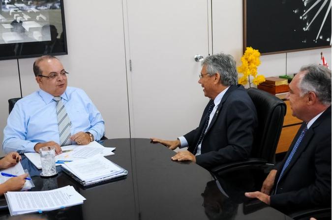 Encontro entre o governador Ibaneis Rocha e o prefeito de Unaí, José Gomes Branquinho: diálogo aberto para aprovar a MP até 14 de maio (foto: Renato Alves/Agência Brasília) Encontro entre o governador Ibaneis Rocha e o prefeito de Unaí, José Gomes Branquinho: diálogo aberto para aprovar a MP até 14 de maio (foto: Renato Alves/Agência Brasília)