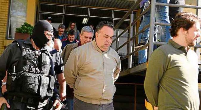 Políticos sem foro privilegiado, como André Vargas e Luiz Argolo, apostavam nos tribunais superiores para reverterem condenações(foto: Geraldo Bubniak/Agência O Globo - 11/4/15) Políticos sem foro privilegiado, como André Vargas e Luiz Argolo, apostavam nos tribunais superiores para reverterem condenações(foto: Geraldo Bubniak/Agência O Globo - 11/4/15)