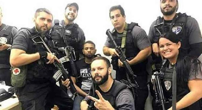 Rio de Janeiro %u2013 Policiais fazem selfie logo após a prisão do traficante Rogério 157 (foto: Imagem de Divulgação) Rio de Janeiro %u2013 Policiais fazem selfie logo após a prisão do traficante Rogério 157 (foto: Imagem de Divulgação)