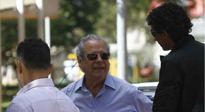 Por volta das 14h, o petista estava no Instituto Médico-Legal (IML), em Brasília(foto: Ana Rayssa/Esp. CB/D.A Press)