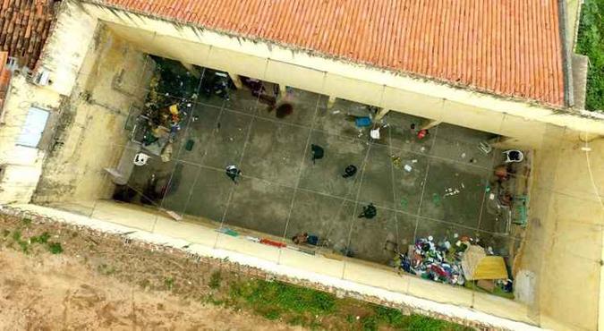 Choque entre grupos ocorreu na hora do banho de sol, quando apenas um agente penitenciário trabalhava (foto: Wellington Macedo/Futura Press/Folhapress) Choque entre grupos ocorreu na hora do banho de sol, quando apenas um agente penitenciário trabalhava (foto: Wellington Macedo/Futura Press/Folhapress)