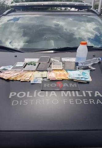 Cinco homens foram presos, na manhã desta sexta-feira (15/11), em Planaltina, com 36 comprimidos - aparentemente de ecstasy -, porções de cocaína, micropontos de LSD e duas garrafas de lança-perfume(foto: Divulgação/PMDF) Cinco homens foram presos, na manhã desta sexta-feira (15/11), em Planaltina, com 36 comprimidos - aparentemente de ecstasy -, porções de cocaína, micropontos de LSD e duas garrafas de lança-perfume(foto: Divulgação/PMDF)