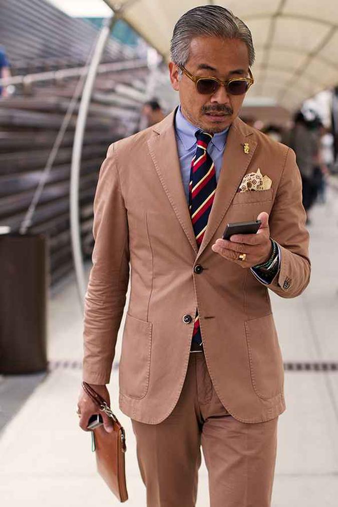 Símbolos de cavalheirismo, os lenços são acessórios sofisticados quando complementam o paletó(foto: The Sartorialist) Símbolos de cavalheirismo, os lenços são acessórios sofisticados quando complementam o paletó(foto: The Sartorialist)