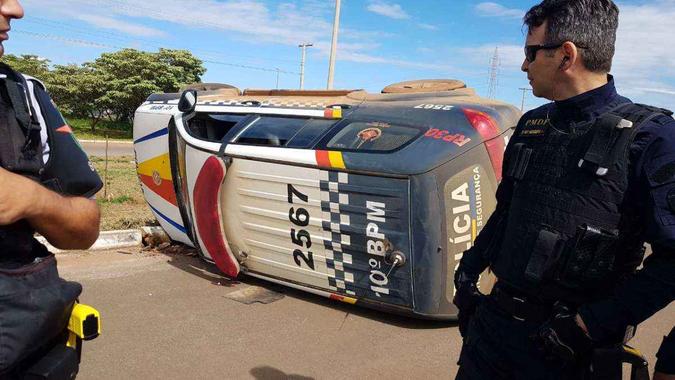 Os policiais que estavam dentro da viatura que capotou sofreram escoriações leves(foto: PMDF/Divulgação) Os policiais que estavam dentro da viatura que capotou sofreram escoriações leves(foto: PMDF/Divulgação)
