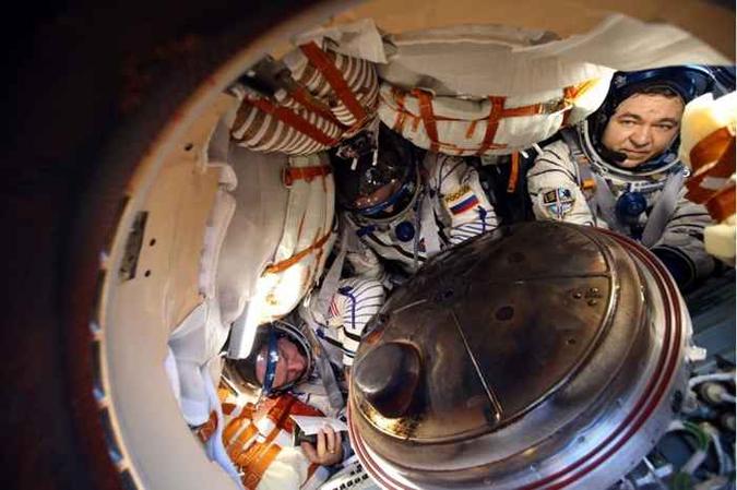 Tripulação da Estação Espacial Internacional: ioga poderia evitar os efeitos da falta de gravidade(foto: Maxim Shipenkov/AFP) Tripulação da Estação Espacial Internacional: ioga poderia evitar os efeitos da falta de gravidade(foto: Maxim Shipenkov/AFP)