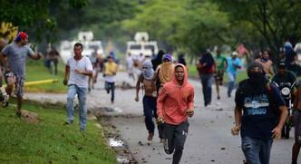 Ativistas contra o governo de Maduro se chocam com a Guarda Nacional da Venezuela em agosto de 2017(foto: Ronaldo Schemidt/ AFP - 6/8/2017) Ativistas contra o governo de Maduro se chocam com a Guarda Nacional da Venezuela em agosto de 2017(foto: Ronaldo Schemidt/ AFP - 6/8/2017)