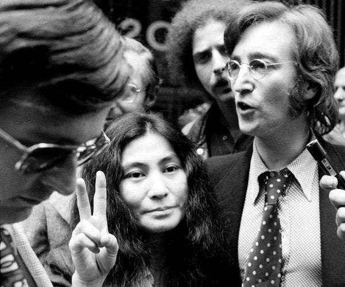 Yoko faz sinal da paz durante audiência no Departamento de Naturalização(foto: Reprodução do livro/Corbis ) Yoko faz sinal da paz durante audiência no Departamento de Naturalização(foto: Reprodução do livro/Corbis )