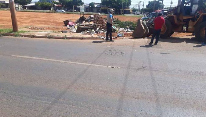 Morador de rua dormia no interior de um sofá abandonado em meio ao entulho(foto: Administração de Ceilândia/ Divulgação) Morador de rua dormia no interior de um sofá abandonado em meio ao entulho(foto: Administração de Ceilândia/ Divulgação)