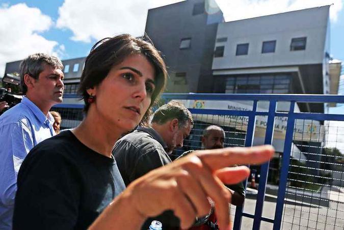 Manuela D'Ávila (PCdoB) e os parlamentares petistas na frente do prédio da Polícia Federal, em Curitiba, onde Lula está preso há uma semana(foto: Marcello Casal Jr/Agencia Brasil) Manuela D'Ávila (PCdoB) e os parlamentares petistas na frente do prédio da Polícia Federal, em Curitiba, onde Lula está preso há uma semana(foto: Marcello Casal Jr/Agencia Brasil)