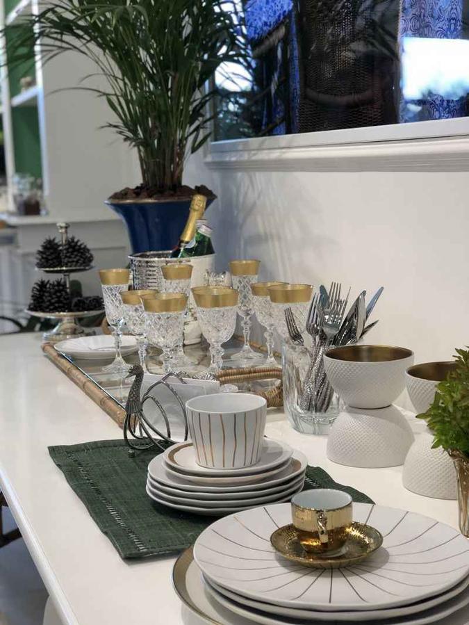 Um vaso de vidro pode se transformar em porta-talheres. Assim como tigelas de sopa, sobrepostas, vão além da funcionalidade e se tornam objetos decorativos.(foto: Rachel Sabino/Esp. CB/D.A Press) Um vaso de vidro pode se transformar em porta-talheres. Assim como tigelas de sopa, sobrepostas, vão além da funcionalidade e se tornam objetos decorativos.(foto: Rachel Sabino/Esp. CB/D.A Press)