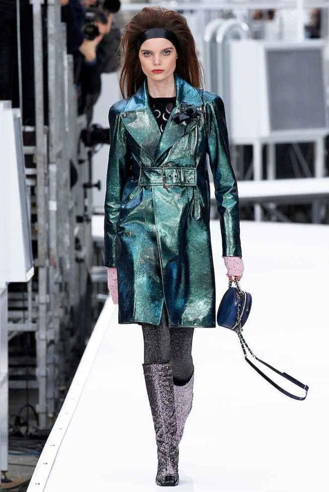 A Chanel apostou no metalizado na coleção de inverno 2018. A textura é uma ótima opção para sair do básico, ainda mais se combinada a meias de lurex e botas marcantes.(foto: Fotosite) A Chanel apostou no metalizado na coleção de inverno 2018. A textura é uma ótima opção para sair do básico, ainda mais se combinada a meias de lurex e botas marcantes.(foto: Fotosite)