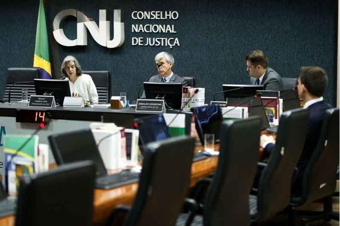 Os plantões judiciários foram alvo de questionamentos após o desembargador Rogério Favreto, do Tribunal Regional Federal da 4ª Região, soltar o ex-presidente Lula(foto: Marcelo Camargo/Agência Brasil) Os plantões judiciários foram alvo de questionamentos após o desembargador Rogério Favreto, do Tribunal Regional Federal da 4ª Região, soltar o ex-presidente Lula(foto: Marcelo Camargo/Agência Brasil)