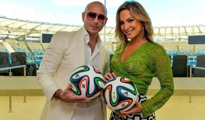 Claudia Leitte e Pitbull gravaram uma música em 2014 para a Copa do Mundo (foto: FIFA/Reprodução ) Claudia Leitte e Pitbull gravaram uma música em 2014 para a Copa do Mundo (foto: FIFA/Reprodução )