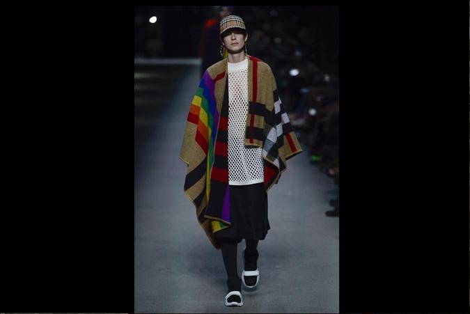 Na coleção do outono 2019, a Burberry trouxe as capas novamente, dessa vez estampadas com o clássico xadrez da marca. Para as estações mais frias, a marca apostou na capa estilo poncho, para um look mais aconcheganteDivulgação / Instagram Na coleção do outono 2019, a Burberry trouxe as capas novamente, dessa vez estampadas com o clássico xadrez da marca. Para as estações mais frias, a marca apostou na capa estilo poncho, para um look mais aconcheganteDivulgação / Instagram