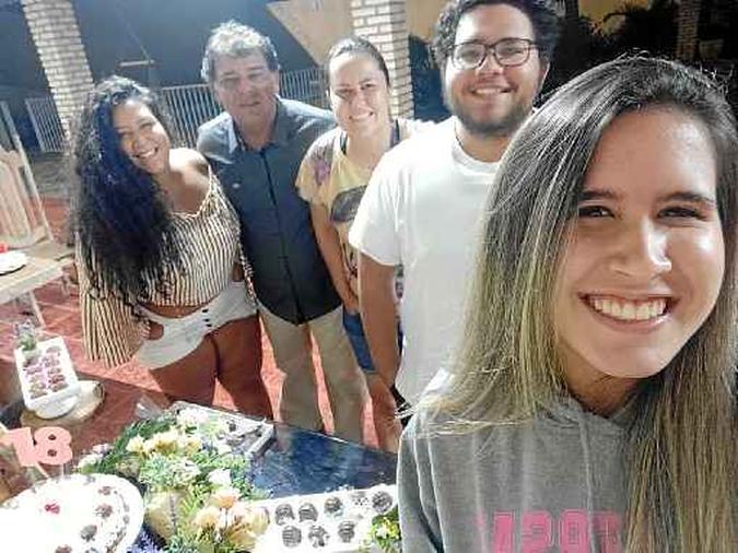 Gabriella fez 18 anos e foi surpreendida por uma carreata organizada pelos amigos e familiares(foto: Fotos: Arquivo Pessoal) Gabriella fez 18 anos e foi surpreendida por uma carreata organizada pelos amigos e familiares(foto: Fotos: Arquivo Pessoal)