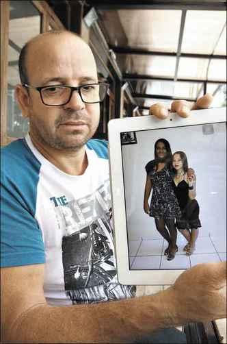 José mostra foto da filha, Lays, morta na tragédia, ao lado de Talita(foto: Jair Amaral/EM/D.A Press) José mostra foto da filha, Lays, morta na tragédia, ao lado de Talita(foto: Jair Amaral/EM/D.A Press)