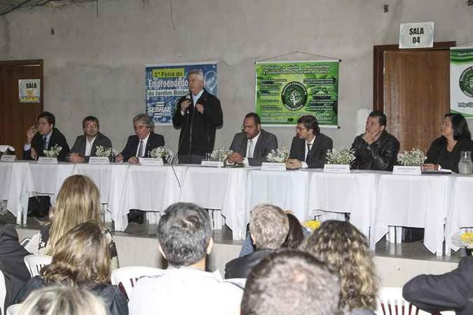 Governador se reuniu com moradores do condomínio na Paróquia Santa Clara e São Francisco de Assis, no Jardim Botânico(foto: Toninho Tavares/Agência Brasília) Governador se reuniu com moradores do condomínio na Paróquia Santa Clara e São Francisco de Assis, no Jardim Botânico(foto: Toninho Tavares/Agência Brasília)