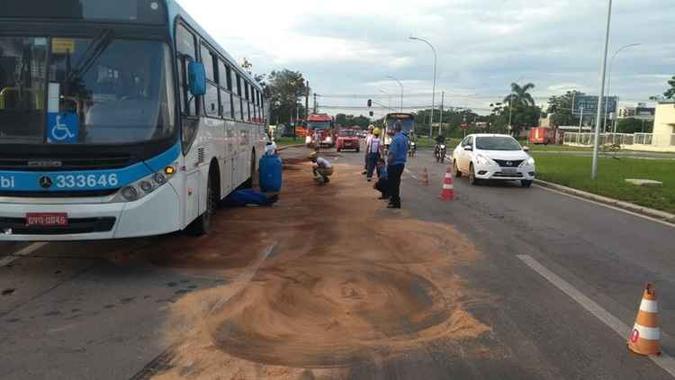 Tanque de combustível se desprendeu do ônibus, derramando o material pela pista(foto: Divulgação/Corpo de Bombeiros) Tanque de combustível se desprendeu do ônibus, derramando o material pela pista(foto: Divulgação/Corpo de Bombeiros)