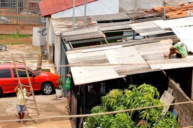 Pelo menos mil casas ficaram danificadas depois das fortes chuvas(foto: Antonio Cunha/CB/D.A Press) Pelo menos mil casas ficaram danificadas depois das fortes chuvas(foto: Antonio Cunha/CB/D.A Press)