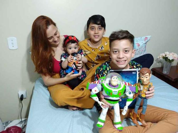 Ana Paula Lopes (a mãe), com Maria Alice, Gabriel e Mateus (à frente), o mais aficionado pela saga dos bonecos(foto: Arquivo Pessoal) Ana Paula Lopes (a mãe), com Maria Alice, Gabriel e Mateus (à frente), o mais aficionado pela saga dos bonecos(foto: Arquivo Pessoal)