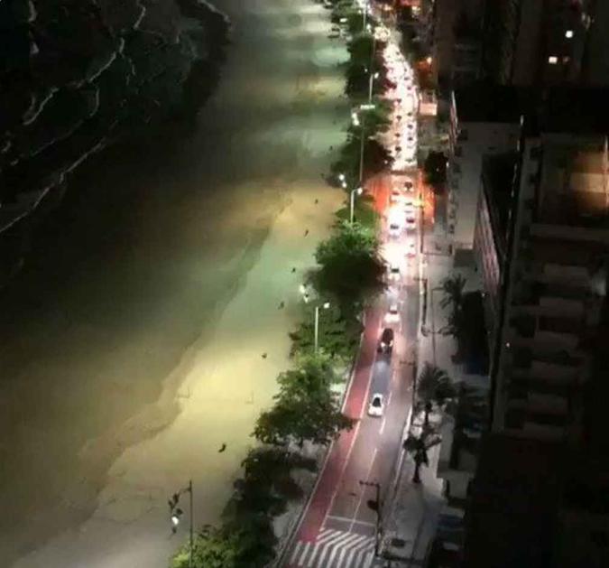 Em Balneário Camboriú (SC), dezenas de carros foram às ruas, nesta quinta-feira, comemorar a retomada comercial(foto: Twitter/Reprodução) Em Balneário Camboriú (SC), dezenas de carros foram às ruas, nesta quinta-feira, comemorar a retomada comercial(foto: Twitter/Reprodução)