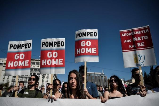 Milhares de pessoas se reúnem em frente ao parlamento e cantam canções do partido e sindicatos comunistas (foto: Louisa Goulimaki/AFP) Milhares de pessoas se reúnem em frente ao parlamento e cantam canções do partido e sindicatos comunistas (foto: Louisa Goulimaki/AFP)