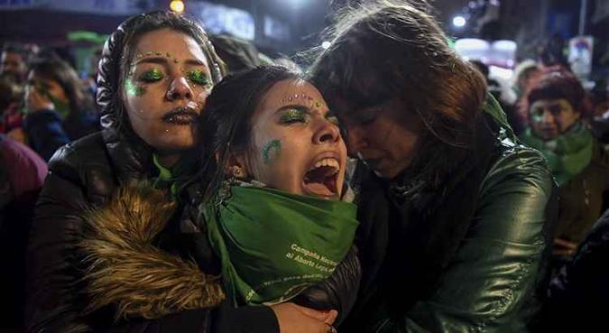 Por volta das três da madrugada, a raiva explodiu no lado verde, cor que identifica a luta pela legalização do aborto(foto: AFP) Por volta das três da madrugada, a raiva explodiu no lado verde, cor que identifica a luta pela legalização do aborto(foto: AFP)