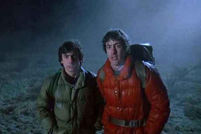 Os amigos mochileiros David Naughton e Griffin Dunne vivem momentos de tensão no longa(foto: Divulgação) Os amigos mochileiros David Naughton e Griffin Dunne vivem momentos de tensão no longa(foto: Divulgação)