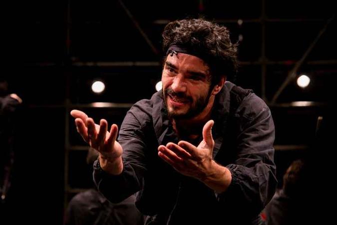 O ator Caio Blat atua como Riobaldo, o protagonista da história(foto: Annelize Tozetto/Divulgação) O ator Caio Blat atua como Riobaldo, o protagonista da história(foto: Annelize Tozetto/Divulgação)
