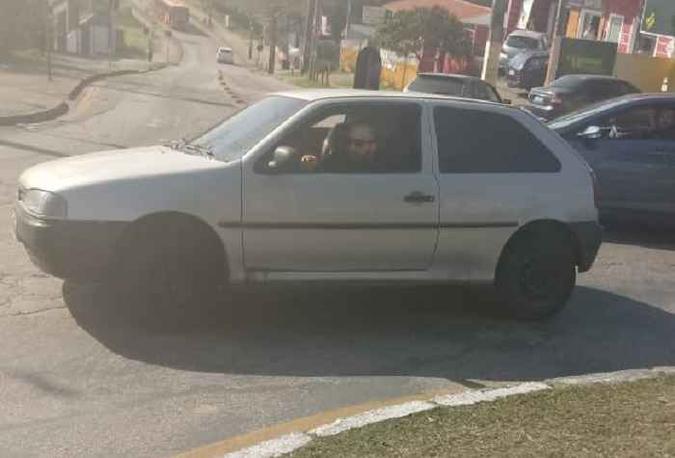 O motorista teria voltado armado em busca de quem chutou o veículo e atirado dentro do acampamento(foto: Reprodução) O motorista teria voltado armado em busca de quem chutou o veículo e atirado dentro do acampamento(foto: Reprodução)