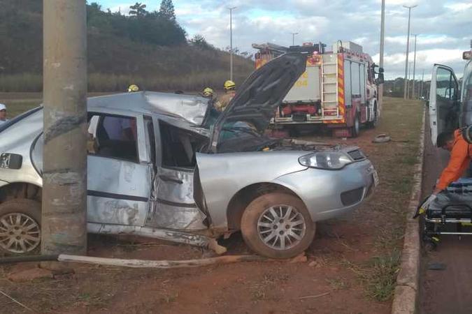 Motorista perdeu o controle do carro, após ser atingido por outro veículo(foto: Corpo de Bombeiros/Divulgação) Motorista perdeu o controle do carro, após ser atingido por outro veículo(foto: Corpo de Bombeiros/Divulgação)