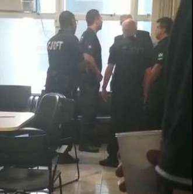 Após receber voz de prisão, advogado foi cercado por seguranças do TJDFT(foto: Arquivo pessoal) Após receber voz de prisão, advogado foi cercado por seguranças do TJDFT(foto: Arquivo pessoal)