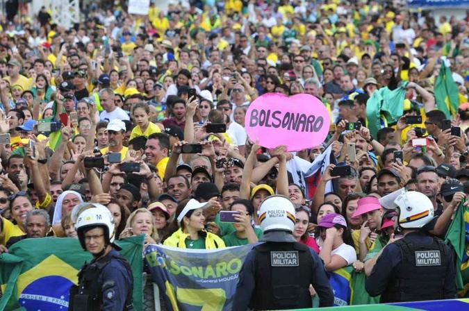 Público saudou o presidente na Esplanada com gritos de Público saudou o presidente na Esplanada com gritos de