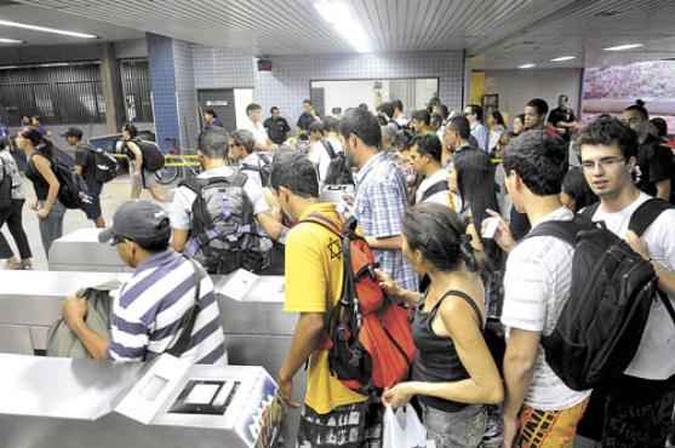 Estação Central do Metrô: passageiros impacientes com o fechamento das portas ameaçaram quebrar os vidros tão logo a energia voltou(foto: Breno Fortes/CB/DA Press) Estação Central do Metrô: passageiros impacientes com o fechamento das portas ameaçaram quebrar os vidros tão logo a energia voltou(foto: Breno Fortes/CB/DA Press)