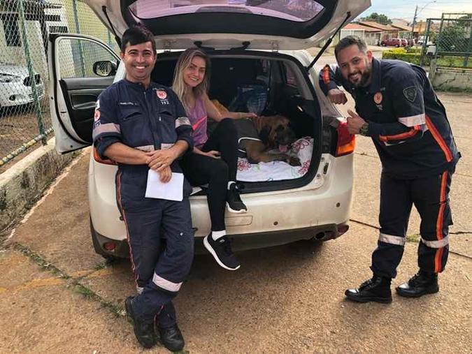 Daniel (E), Gabriela e Ronaldo se juntaram para ajudar Formosa. Outros colegas da base também auxiliaram no processo(foto: Samu/Divulgação) Daniel (E), Gabriela e Ronaldo se juntaram para ajudar Formosa. Outros colegas da base também auxiliaram no processo(foto: Samu/Divulgação)