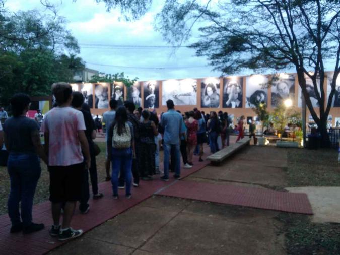 A sessão começou às 18h, com uma longa fila de espectadores que aguardavam para assistir às seis produções da mostra(foto: Reprodução) A sessão começou às 18h, com uma longa fila de espectadores que aguardavam para assistir às seis produções da mostra(foto: Reprodução)