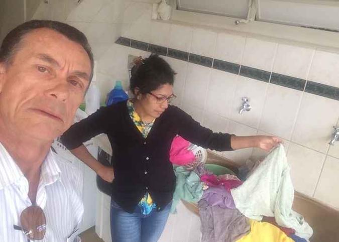 Sem água, Orlando e a empregada da casa, Raimunda, reclamam que estão sem lavar roupas há três dias.(foto: Arquivo Pessoal.) Sem água, Orlando e a empregada da casa, Raimunda, reclamam que estão sem lavar roupas há três dias.(foto: Arquivo Pessoal.)